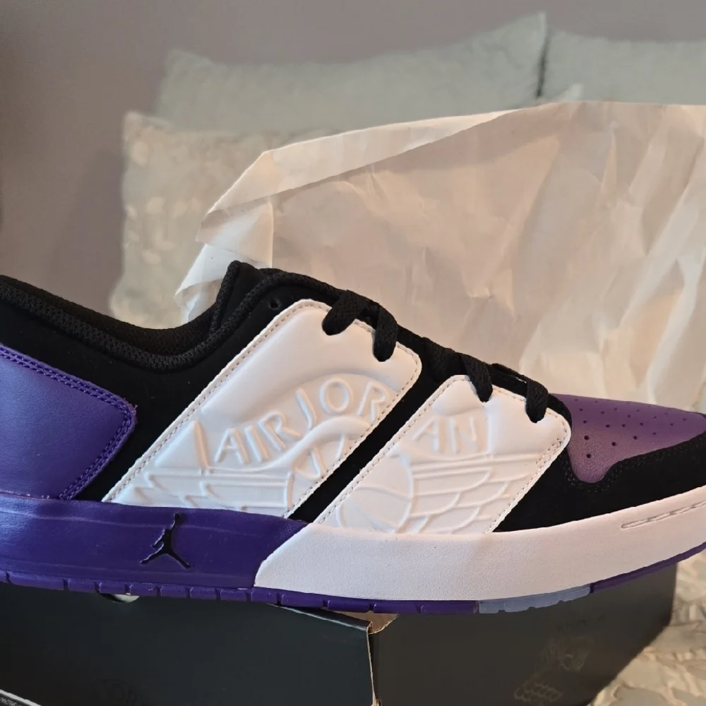 Jordan Athletic Shoes Black and Purple - Picture 4 of 10